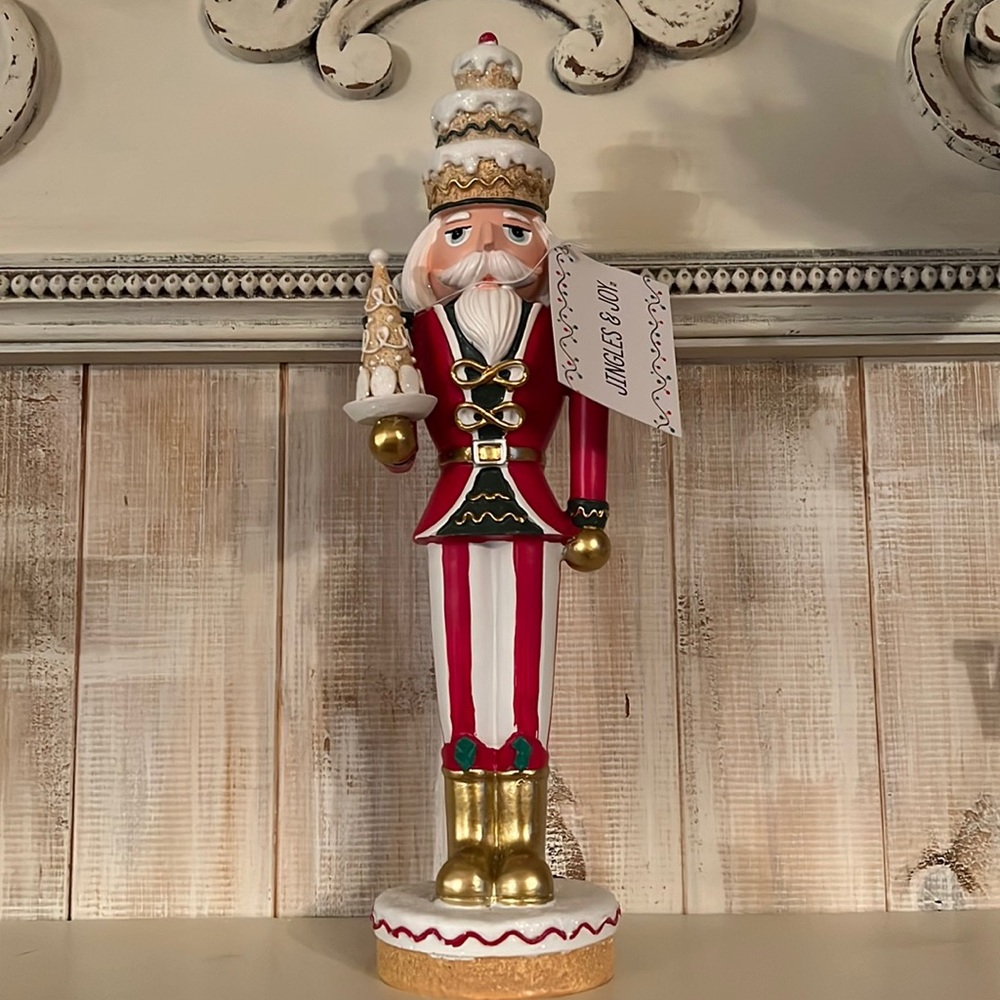 NWT ‎ jingle and Joy Santa with a gingerbread cake and tree